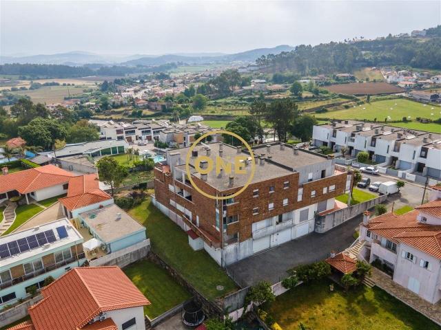 Apartamento T3 em Gondifelos com Garagem para Dois Carros e Arrumos de 30m²