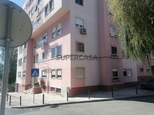 Apartamento T3 em Massamá e Monte Abraão