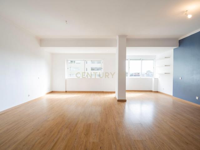 Apartamento T3 em Miraflores