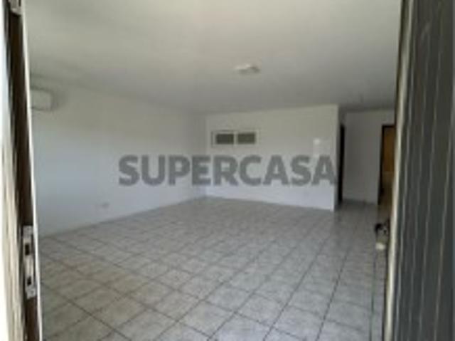 Apartamento T3 em Palmeira de Faro e Curvos