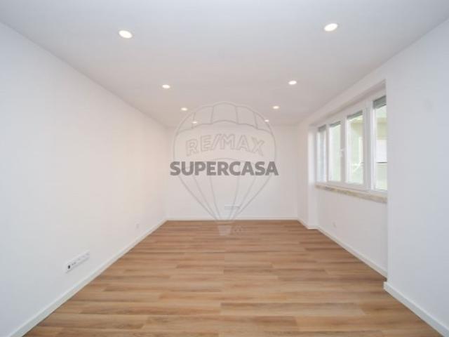 Apartamento T3 em Pontinha e Famões