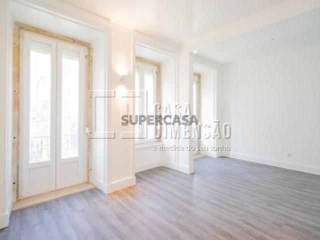 Apartamento T3, em prédio de traça antiga, totalmente remodelado, com Logradouro em Arroios!