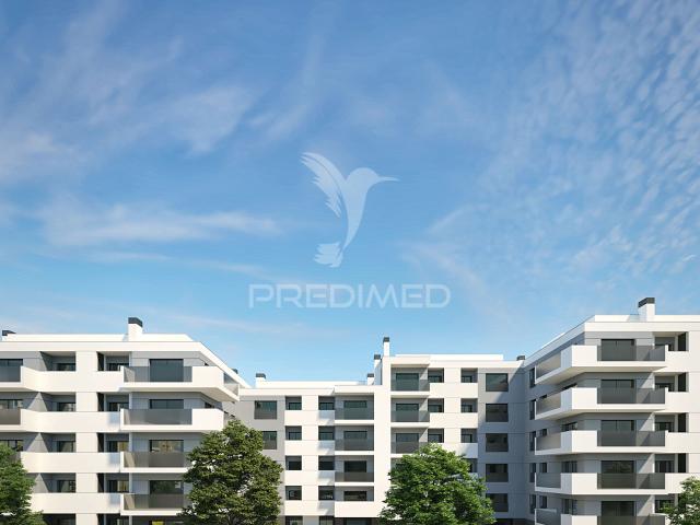 Apartamento T3 em Prédio Moderno – Varanda Ampla e Proximidade da Praia