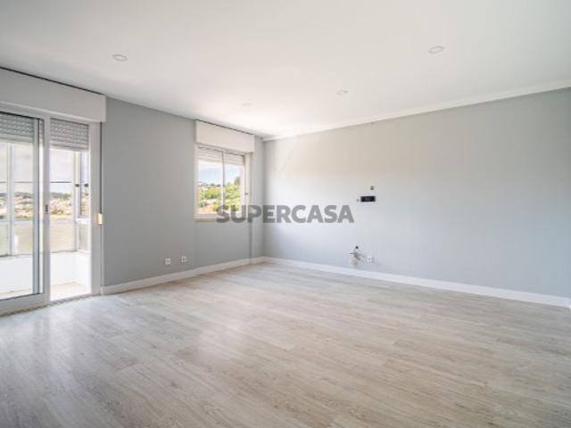 Apartamento T3 em Ramada Odivelas | Excelente Localização e Luminosidade