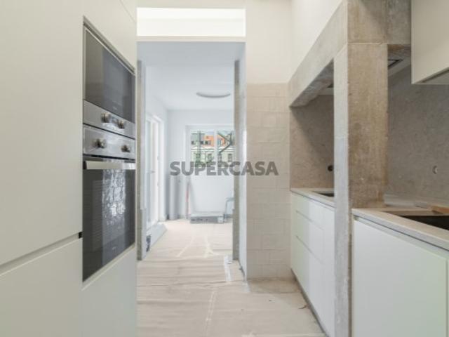 Apartamento com Terraço na Graça T3 Totalmente Remodelado