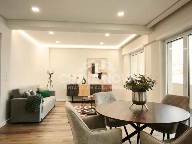 Apartamento T3 em Remodelação com Excelente Vista e Varanda em Benfica