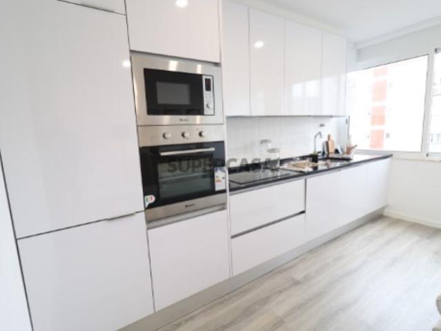 Apartamento T3, em Remodelação Total situado em Benfica, *Oferta da Escritura