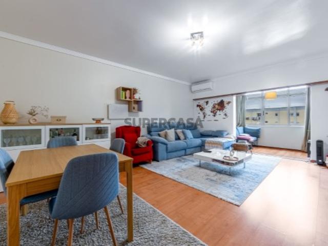 Excelente apartamento T3 com parqueamento no Alto dos Moinhos