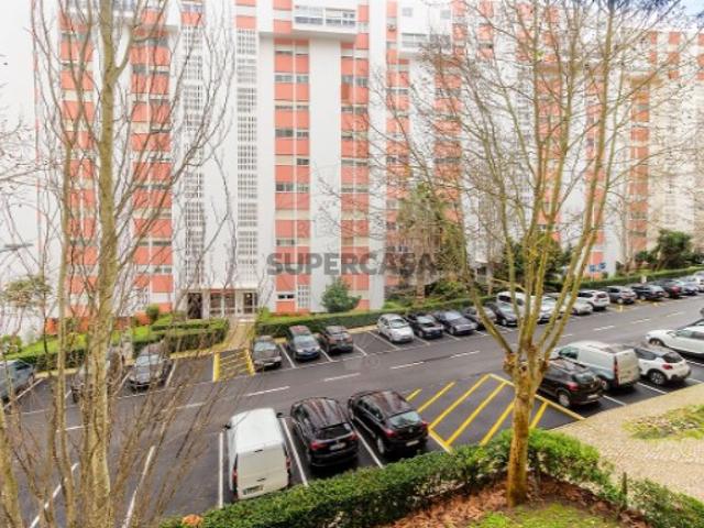Apartamento T3 em Santo António dos Cavaleiros e Frielas