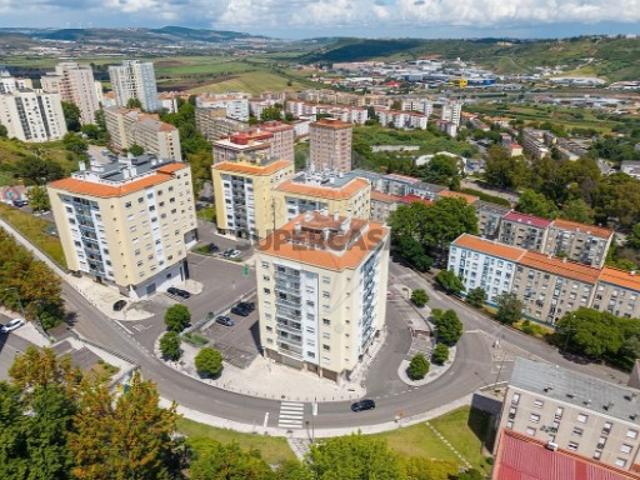Apartamento T3 em Santo António dos Cavaleiros e Frielas