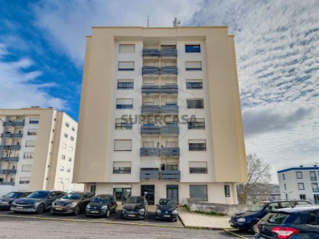 Apartamento T3 em Santo António dos Cavaleiros e Frielas
