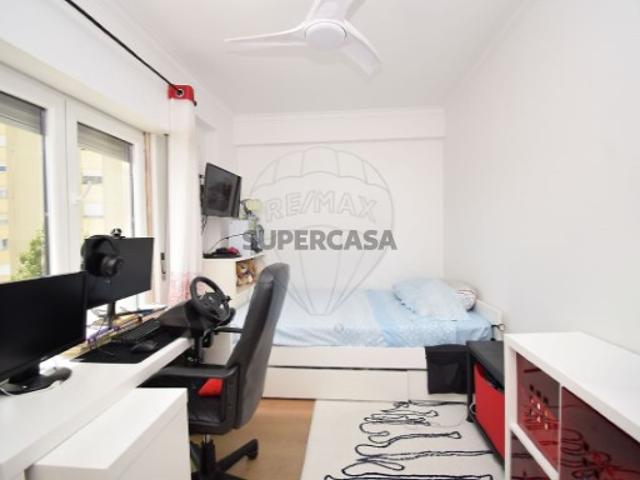 Apartamento T3 em Santo António dos Cavaleiros e Frielas