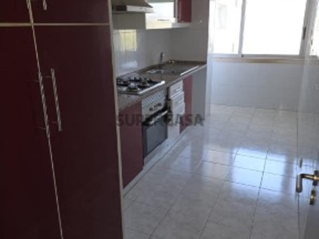 Apartamento T3 em Santo António dos Cavaleiros e Frielas