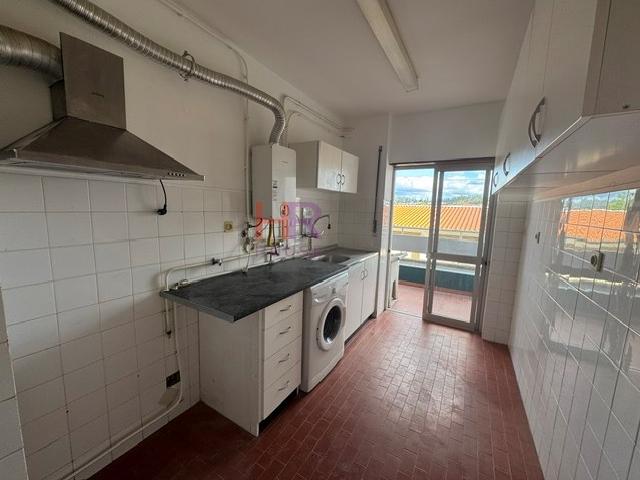 Apartamento T3 em Santo António dos Olivais com 100 m² e varanda