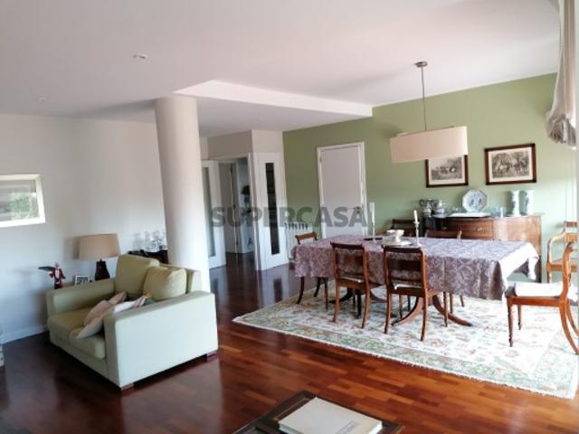 Apartamento T3 em Serralves com Varanda, Arrecadação e 2 Lugares de Garagem