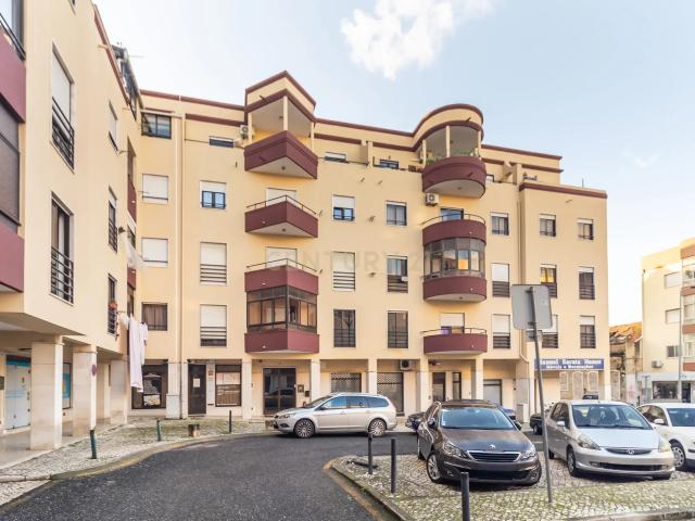 Apartamento T3 Espaçoso com Parqueamento e Excelente Exposição Solar Pinheirinhos