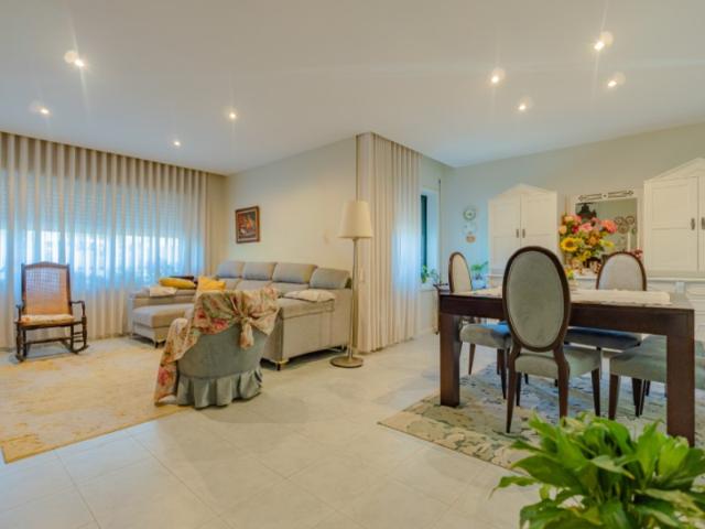 Apartamento T3 Espaçoso em Vilar do Paraíso, Vila Nova de Gaia Conforto, Localização e Qualidade de Vida