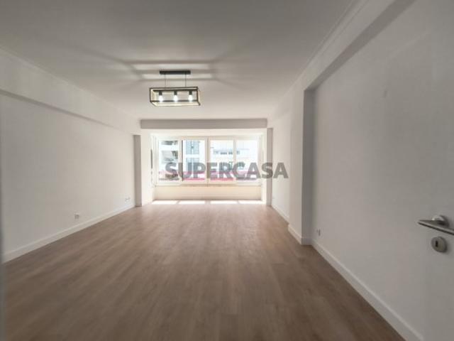 Apartamento T3 Estrada da Luz com parqueamento e arrecadação