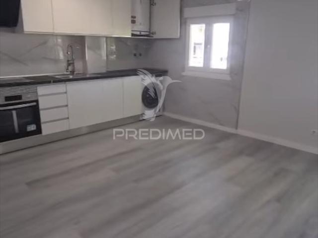 Apartamento T3 — Excelente Oportunidade de Remodelação Total no Laranjeiro Almada