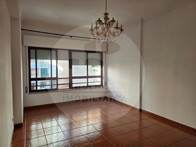 Apartamento T3 Hospital para arrendar com boas áreas