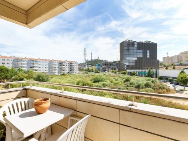 Apartamento T3 inserido em condomínio com jardim, Vila Nova de Gaia