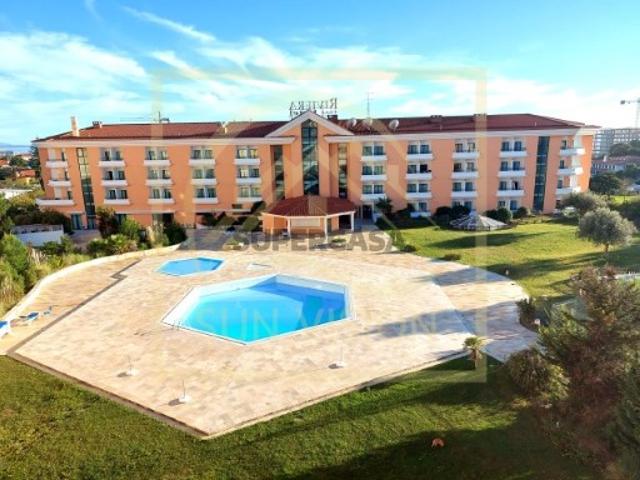 Apartamento T3 inserido em condominio privado, junto à praia de Carcavelos