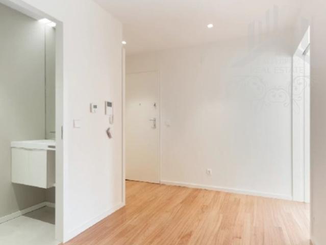 Apartamento T3, inserido no condomínio Páteo de Quires, com 138 m2 de área bruta privativa, dois lugares de estacionamento, arrecadação, varanda, piscina e jardim, em Vila Nova da Telha, Maia, Porto