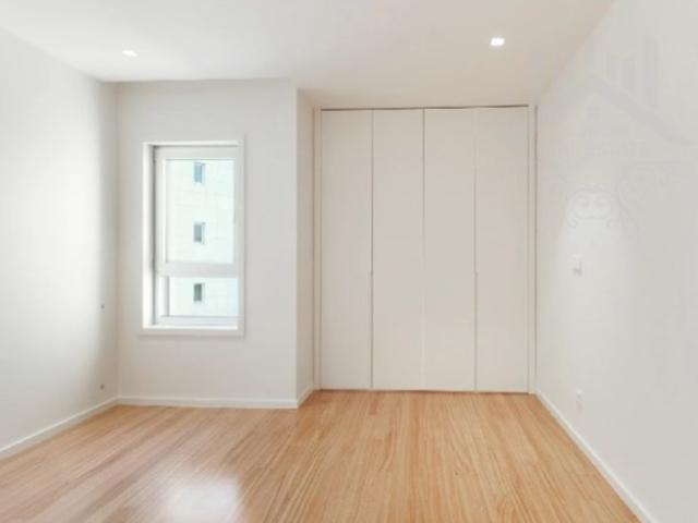 Apartamento T3 inserido no condomínio Páteo de Quires, com 138 m2 de área bruta privativa, dois lugares de estacionamento, arrecadação, varanda, piscina e jardim, na Maia, Porto