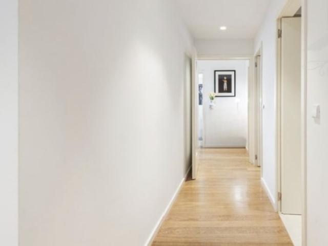 Apartamento T3 inserido no condomínio Páteo de Quires, com 138 m2 de área bruta privativa, dois lugares lugares de estacionamento, arrecadação, varanda, piscina e jardim, na Maia, Porto