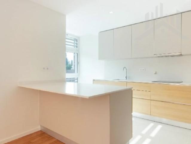 Apartamento T3 inserido no condomínio Páteo de Quires, com 138 m2 de área bruta privativa, dois lugares lugares de estacionamento, arrecadação, varanda, piscina e jardim, em Vila Nova da Telha, Maia, Porto