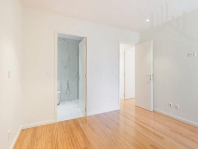 Apartamento T3 inserido no condomínio Páteo de Quires, com 138 m2 de área bruta privativa, um lugar de estacionamento, duas arrecadações, varanda, piscina e jardim, na Maia, Porto