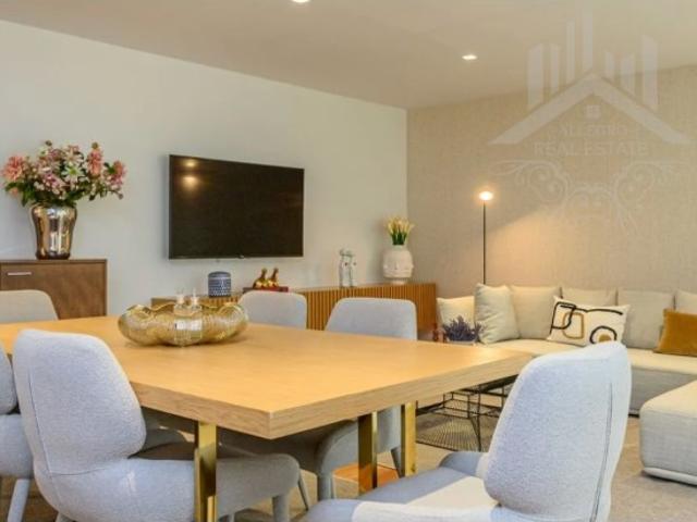 Apartamento T3, integrado no condomínio Páteo de Quires, com 138 m2 de área bruta privativa, dois lugares lugares de estacionamento, arrecadação, varanda, piscina e jardim, em Vila Nova da Telha, Maia, Porto