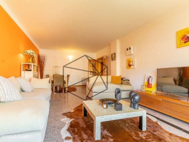 Apartamento T3 Jardins da Parede com vista mar