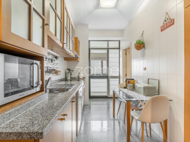 Apartamento T3 Junto ao Corte Inglês com 1 lugar de garagem
