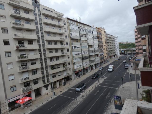 Apartamento T3, Laranjeiras, c/ lugar de estacionamento e ga. 120m² São Domingos De Benfica