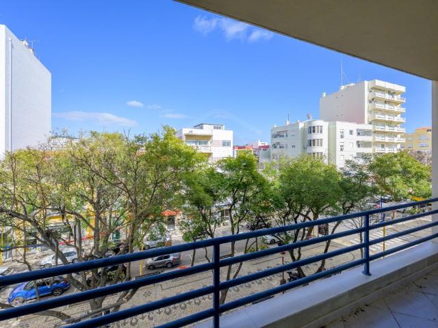 Apartamento T3 localizado na avenida principal de Loulé, Alg. 140m² Loulé São Clemente