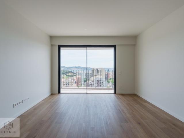 Apartamento T3 Miraflores com vista rio