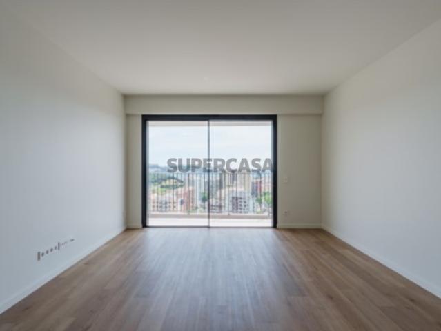 Apartamento T3 Miraflores com vista rio
