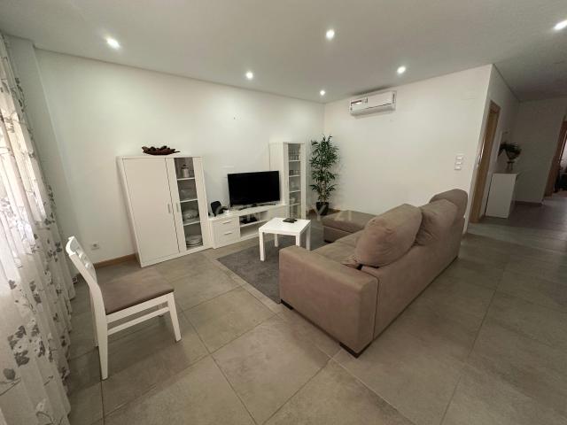 Apartamento T2 mobilado com 2 suites e estacionamento Lavradio