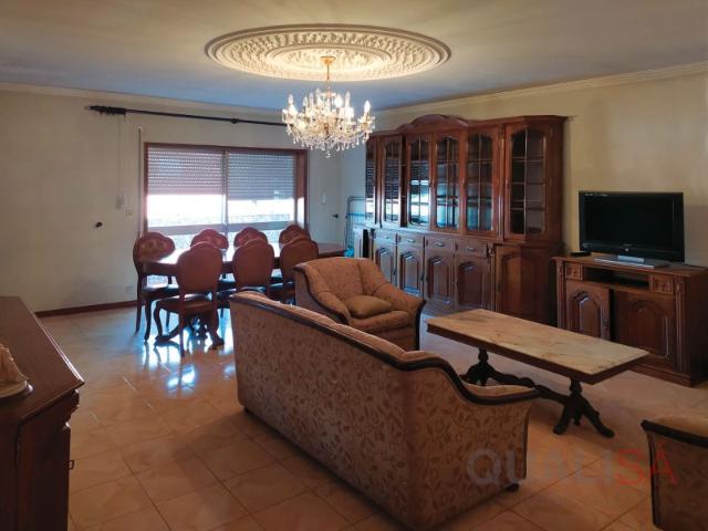 Apartamento T3 mobilado com excelentes áreas e vistas em S. Vítor para arrendamento