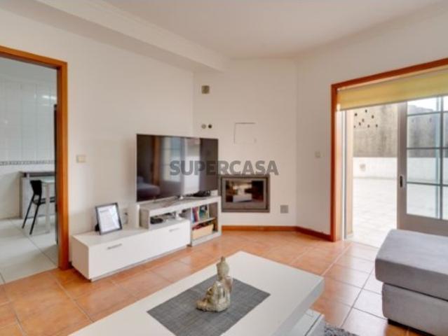 Apartamento T3 Moderno com Terraço Conforto e Conveniência à Porta de Casa