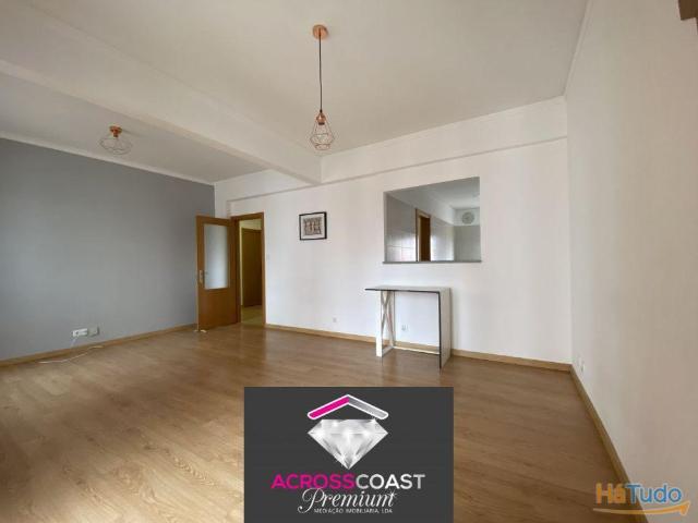 Apartamento T3, na Av. Bombeiros Voluntários, Algés | 26054057812
