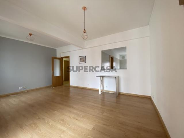 Apartamento T3 na Av. Bombeiros Voluntários, Algés