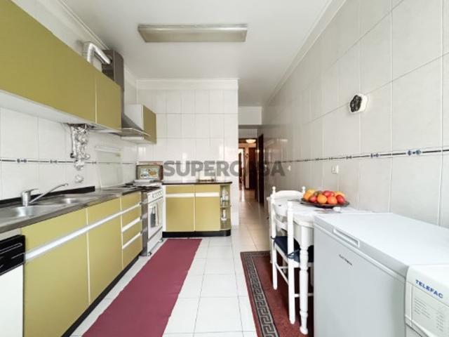 Apartamento T3 na Av. dos Bombeiros Voluntários de Algés