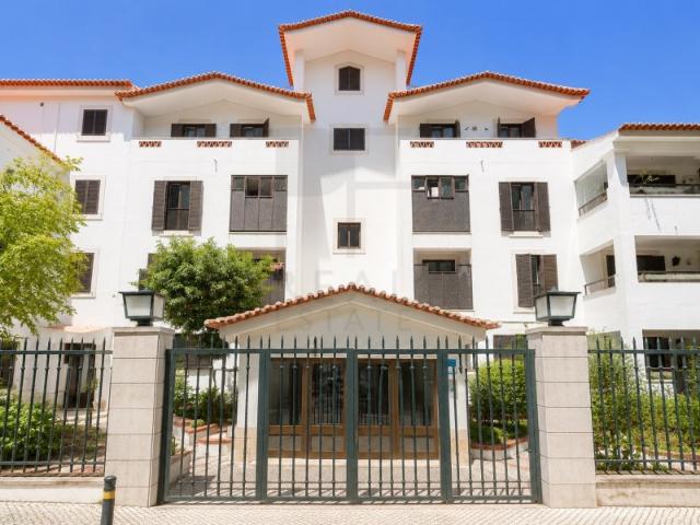 Apartamento T3 na Avenida do Lago com Piscina e Garagem em Condominio Monte Estoril