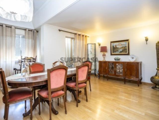 Apartamento T3 na Avenida Doutor José Pontes, nº 33 na Venteira, Amadora