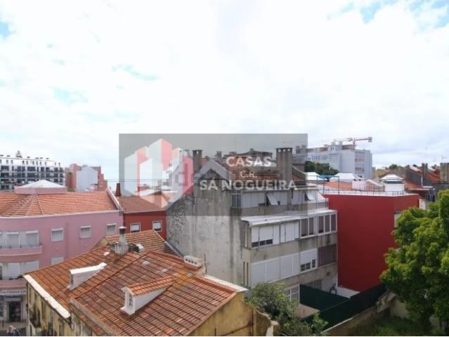 Apartamento T3 na Graça Oportunidade de Investimento com Potencial