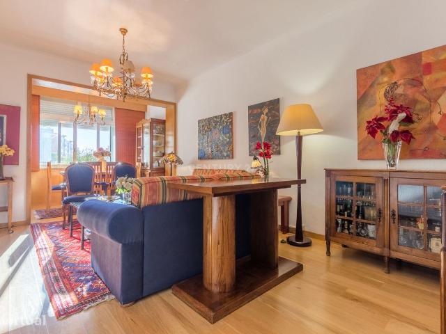 Apartamento T3 na Praa Capites de Abril