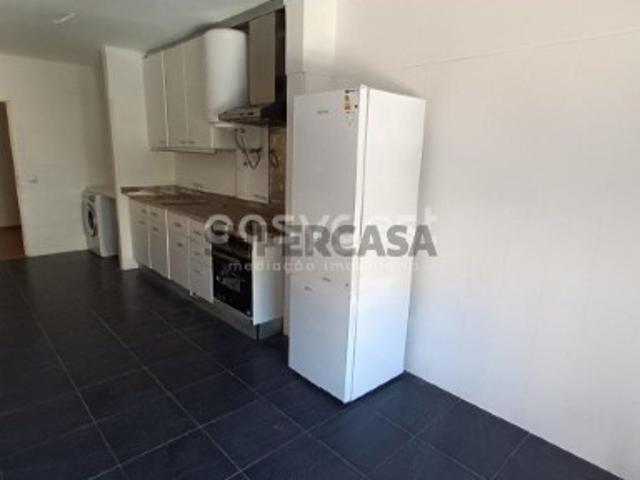 Apartamento T3 na Quinta de Santo António, inserido num prédio com elevador