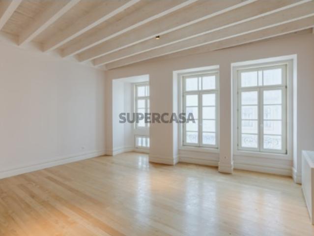 Apartamento T3 na Rua Mouzinho da Silveira, no Porto